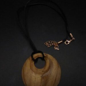 Collier pendentif rond en bois de noyer