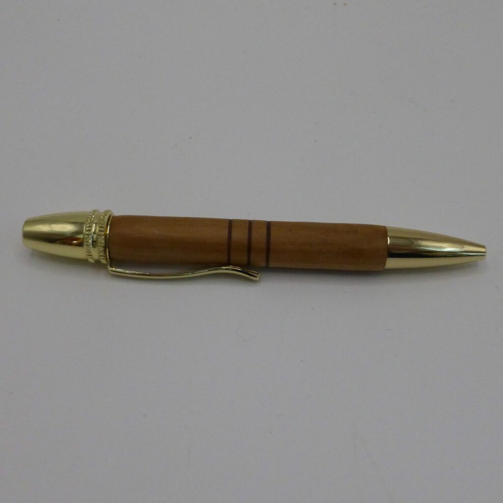 Stylo bille collection "Boss". Stylo artisanal rechargeable en bois tourné