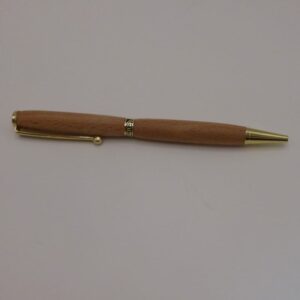 Stylo bille Inspiration en bois de hêtre avec une bague décorative et un mécanisme plaqué or. Sa forme est fine.