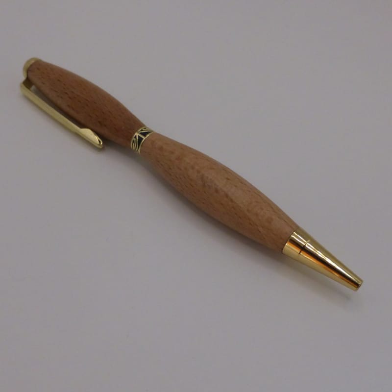 Stylo bille de la collection Inspiration en bois de hêtre avec une bague décorative, un mécanisme plaqué or et une bille noire. Sa forme est arrondie.