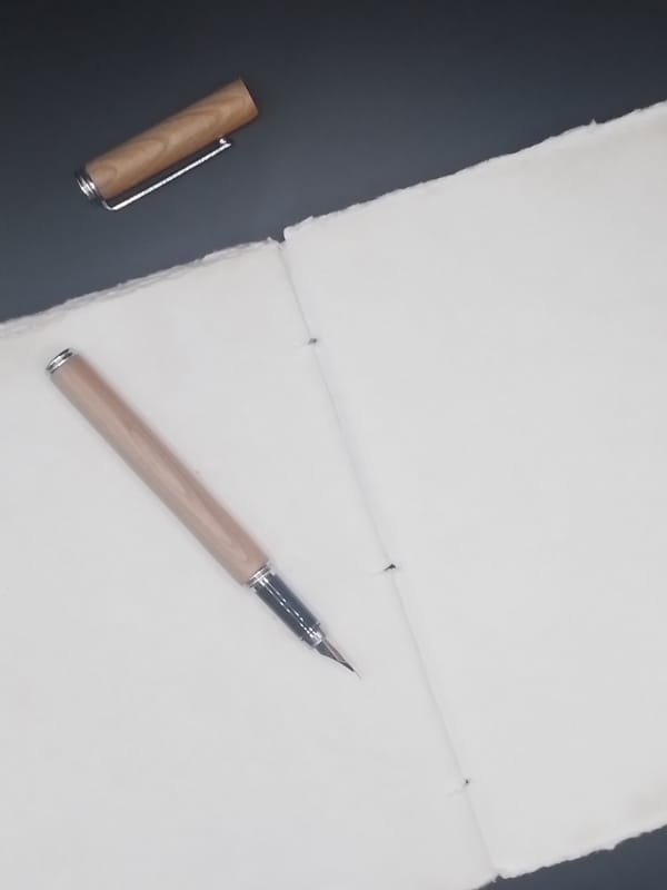Stylo plume Pierrot prêt à écrire sur une feuille blanche