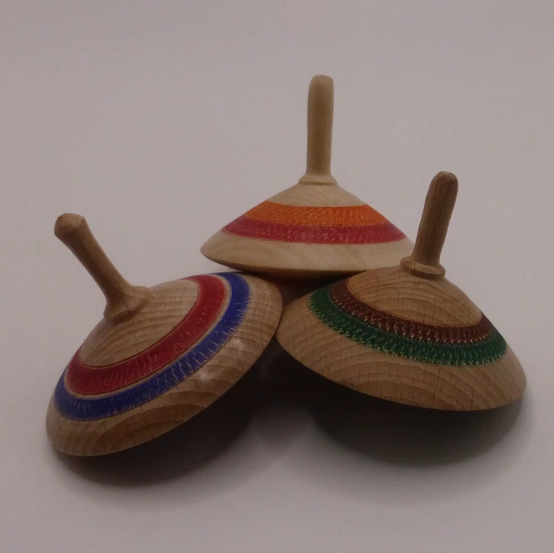 Toupies artisanales en bois tourné colorées et texturées